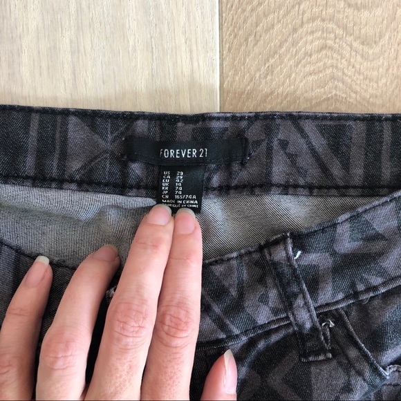 Aztec print black and white ombre jeans sz. 9 - Picture 4 of 6